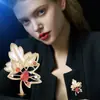 Broche Pequeño de Hoja de Arce Roja Canadiense para Mujer, Exquisito, Gama Alta, Ramillete de Lujo, Elegante Broche, Accesorios de Traje de Clase