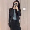 Nuevo Cardigan de Punto Color Block Falso de Dos Piezas Adelgazante para Mujer Tallas Grandes Otoño 2026 con un Toque de Alta Gama