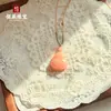 Colgante Flor de Durazno de Seda Dorada de Xinjiang en Rosa Loto, Cadena para Suéter de Calabaza de Jade Tejida a Mano con Cuerda con Colgante de Cierre S925