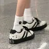 Tênis da moda estilo coreano, design fofo e estiloso de estrelas, nova coleção outono 2026, sola grossa, versátil, perfeito para a escola e estudantes, tênis de lona de nicho para mulheres