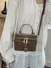 Bolsa de mão tipo balde de nicho de moda transfronteiriça, nova bolsa de ombro e transversal versátil casual vintage para outono e inverno para mulheres