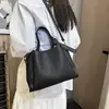 Bolsas de Cuero Suave Nuevas Otoño/Invierno 2025 Bolso Cubo de Alta Gama Moderno Gran Capacidad Bolso de Mano para Viajes Diarios Bolso de Hombro