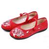 Zapatos de tela de Pekín antiguos zapatos bordados para mujer tacón plano suela suave primavera y otoño nuevos zapatos étnicos bordados transpirables venta al por mayor