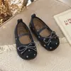 Sapatilhas Mary Jane Pretas com Bolinhas Estilo Retrô Francês 2026 Nova Primavera Laço Corte Baixo Sapatos Pequenos de Couro