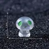 Novo produto transfronteiriço: adoráveis figuras de alienígenas que brilham no escuro, miniaturas fofas, acessórios decorativos DIY, decorações de paisagens em miniatura e pequenos enfeites de mesa