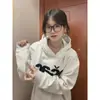 Moletom com Capuz Bordado com Patch de Letra Estilo Preppy Retrô Americano para Mulheres Outono e Inverno Design de Nicho Bolso com Aba e Zíper Calça Moletom