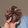 Goma para el pelo de retazos con estampado de leopardo marrón estilo coreano, Scrunchie de tela elegante y texturizada, Nuevo accesorio para el pelo de cuerda para coleta de otoño e invierno
