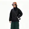Outono/Inverno 2026 Novo Casaco de Algodão Leve com Gola Alta para Casal Jaqueta Curta Casual Feminina com Punhos Canelados Roupas de Outerwear Quentes