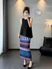 Saia Pregueada Estilo Japonês-Coreano Miyake com Estampa Color Block, Emagrecedora e que Cobre o Quadril com Efeito Drapeado, Saia Midi Pregueada Estilo Miyake em Linha A