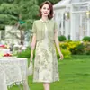 Novo conjunto de vestido de verão estilo chinês para mães, mulheres de meia-idade e idosas de 50 anos, conjunto tradicional de duas peças de verão com uma saia de comprimento médio drapeada