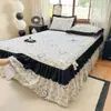 Conjunto de três peças de saia de cama em algodão lavado com renda estilo Hepburn francês tipo A com protetor de colchão acolchoado grosso e saia de cama de peça única