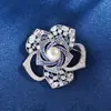 Broche de Rosa Hueca de Moda Broche de Perla de Agua Dulce de Lujo Ligero Elegante y Grandioso Accesorio de Pines Completamente de Circonita