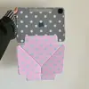 Funda Protectora Estilo Coreano con Bloques de Color y Lunares para Tableta Apple iPad, Desmontable de Succión Lateral, Diseño Sencillo para Air 13 pulgadas y Mini