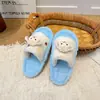 Pantufas de algodão quentes para casa com bolinhas doces para meninas, novo estilo outono e inverno 2026, sola macia, forradas com fleece, bico aberto, silenciosas, design de uma tira