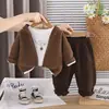 Conjunto de Roupas de Outono para Meninos 2026 Novo Estilo Versão Coreana Elegante Bebê Primavera e Outono Suéter com Capuz Cardigan Conjunto de Três Peças