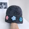 Touca de Lã Fashion com Patch de Flor Doce para Mulheres Inverno Nova Versátil Casual de Tricô para Afastar o Frio e Manter Aquecido Touca de Puxar