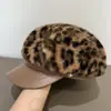 Chapéu Boina Estilo Japonês de Inverno e Outono com Pele Sintética de Visão, Boina com Retalhos de Couro Estampa de Leopardo, Boina Quente Retrô com um Toque Elegante