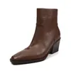 Botas femininas de couro legítimo para tornozelo com salto grosso e alto, apresentando zíper lateral e bico quadrado, um novo estilo de outono