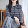 Suéter de tricô Fair Isle com padrão jacquard, apresentando um corte solto, um design estiloso, listras retrô, um efeito emagrecedor e um visual jovem.. Pode ser usado como suéter ou cardigã