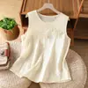 Foto real de verano 2026, camiseta sin mangas de algodón bordada simple y versátil, cómoda y casual, top sin mangas bordado para mujer