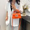 Bolso pequeño portátil de alto valor para mujer, nuevo estilo extranjero primavera y verano 2024, bolso cuadrado pequeño de alta gama con bordado de hilo de rombos para mujer