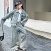 Conjunto de mezclilla tie-dye moderno y genial 2026 para niñas, conjunto de dos piezas para primavera y otoño, chaqueta y pantalones de estilo callejero casual holgados, versión coreana