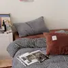 Juego artístico y minimalista de cuatro piezas a rayas de terciopelo de leche para otoño e invierno, con una funda de edredón de forro polar de coral engrosada, cálida y de doble cara, y un juego de sábanas de tres piezas