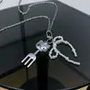 Colar Longo de Aço Titânio Desenho Fofo Gato Kt para Mulheres, Chaveiro Doce e Sofisticado com Laço de Pérola, Corrente para Suéter