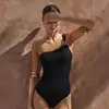2027 Novo Maiô Feminino Peça Única Estilo Europeu e Americano com Alça Única no Ombro e Acessórios Metálicos, Biquíni, Moda Praia Huludao