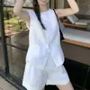 Conjunto minimalista de mujer estilo coreano: Chaleco sin mangas de cuello redondo con pequeños botones dorados combinado con shorts de cintura alta de pierna ancha, un conjunto refrescante de dos piezas