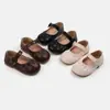 Sapatos para bebê menina 2026 primavera e outono novos sapatos de princesa sapatos de encaixe de tira única para bebês pequenos sapatos para bebês com sola macia para caminhar