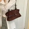 Bolsa grande de camurça com design de nicho estilo coreano para mulheres, bolsa tote versátil vintage para outono e inverno de 2026, bolsa de ombro fashion
