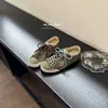 Zapatos de entrenamiento casuales vintage desgastados de cuero genuino en stock para mujer, zapatillas versátiles nuevas con correas de contraste, zapatillas que aumentan la altura