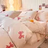 Conjunto de Quatro Peças de Leite Fleece Espesso de Alto Gramatura Cobertor Dupla Face de Flanela de Inverno Conjunto de Três Peças para Dormitório Estudantil de Fleece de Coral