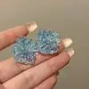 Brincos de Flor Azuis Transparentes Assimétricos, Brincos Doces, Frescos e de Alto Padrão, Brincos Super Feéricos Elegantes e Atmosféricos