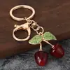 Direto da fábrica: Chaveiro de cereja perolado deslumbrante com folhas de strass e pingente de cereja, uma corrente decorativa para bolsas femininas