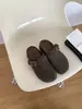 Versión de cuero genuino~Zapatos tipo slip-on para mujer estilo Birkenstock de suela gruesa con puntera cerrada que aumentan la altura interior para uso en exteriores, nuevo modelo de otoño 2026
