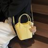 Bolsa Balde Simples Portátil Estilo Coreano Feminina 2025 Nova Fashionável Fashionável Bolsa Cesta de Legumes Versátil Fashionável Bolsa de Ombro Transversal