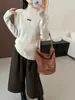 Fábrica de Suéteres Dalan Yuanyuan Otoño/Invierno 2026 Top Básico Versátil Holgado para Mujer con Cuello Semi Alto y Bordado