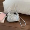 Bolsa de Mão Pequena Tote Elegante e Simples Nova para Primavera 2026 para Mulheres Bolso Almofada de Bolinhas Nicho Bolsa de Ombro