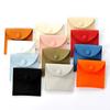 Venta al por mayor del fabricante de bolsas de solapa de alta gama con hebillas de tela, bolsas con broche de terciopelo de microfibra, embalaje para joyería y bolsas decorativas para almacenamiento