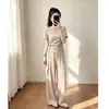 Atuendo casual de verano para mujeres petite: Conjunto de dos piezas de color liso con top de manga corta con cintura de corbata y pantalones casuales de pierna ancha