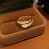 Anillo abierto de flor con letra de circonita ins sentido del diseño de nicho anillo de dedo de comida moda de lujo ligero nueva joyería al por mayor