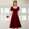Vestido de Novia Rojo 2026 para la Novia, Escote Cuadrado Sencillo, Delgado y Elegante, Vestido de Noche de Longitud Media con Perlas