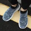 Tênis esportivos leves para corrida para casal plus size, sapatos tipo meia versáteis da moda masculina, sapatos de malha respirável fly-knit femininos