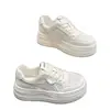 Zapatos deportivos casuales blancos cómodos de malla transpirable populares para mujeres menudas, zapatillas nuevas de otoño 2026 con suela gruesa para aumentar la altura