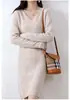 Vestido Suéter Básico de Tricô com Decote V Estilo Novo Inverno 2026 para Mulheres, Comprimento Médio, Solto, Acima do Joelho, Corte Reto, Vestido de Tricô Engrossado