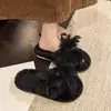 Novas pantufas de pelúcia para outono e inverno, pantufas peludas para mulheres, confortável para usar em casa, com tiras cruzadas de pena, bico aberto, sola macia