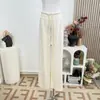 ¡Presentamos los Pantalones Perezosos Nuo Nuo! Ofrecen la cantidad adecuada de relajación, son cómodos y fluidos, pantalones casuales versátiles en beige y gris claro
