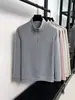 Producto principal Otoño/Invierno 2026: Top casual simple para hombre, camiseta con media cremallera, prenda interior deportiva casual de color liso, disponible para venta al por mayor